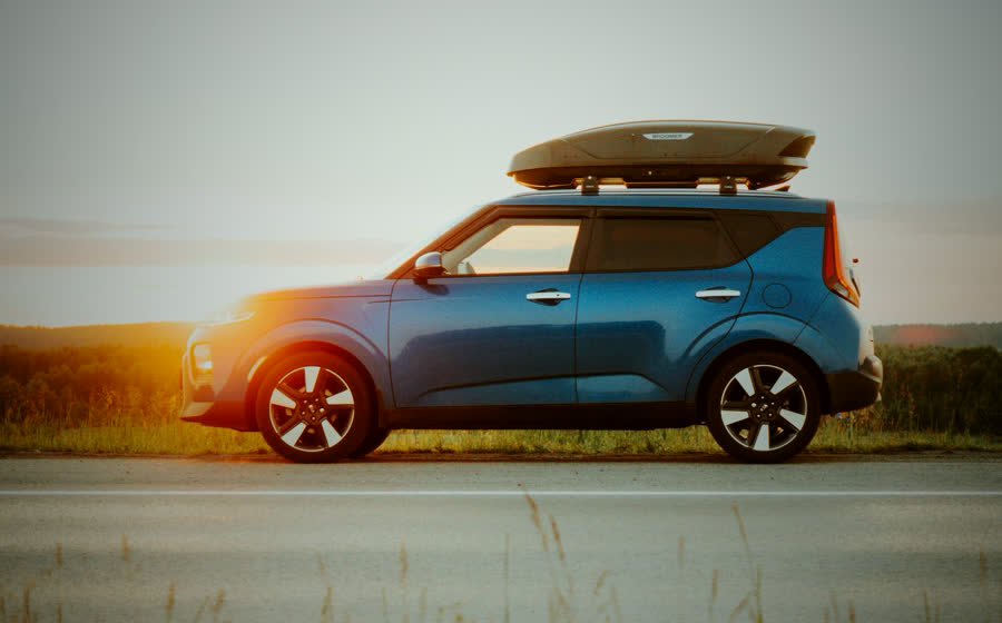 Kia Soul bleue équipée d'un coffre de toit