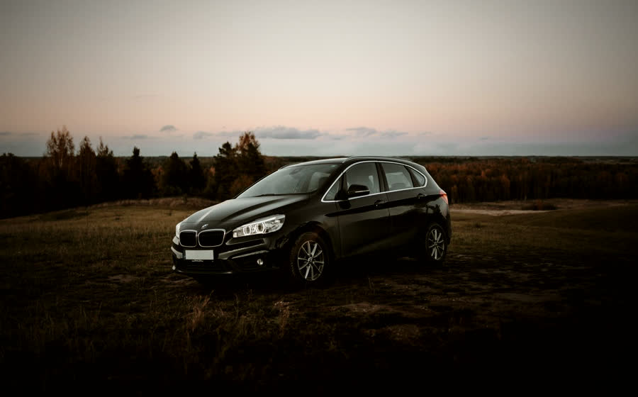 BMW Série 2 Active Tourer sur une lande